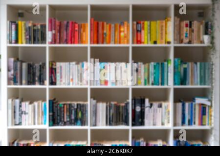 Image d'arrière-plan floue d'une bibliothèque/étagère en bois blanc remplie de livres Dans un décor intérieur moderne Royaume-Uni Banque D'Images