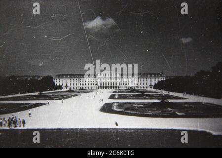 Belle photo de style de vie noir et blanc vintage des années 70 d'un ancien palais royal spacieux. Banque D'Images