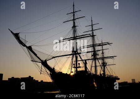 Silhouette d'un voilier classique à trois mâts au lever du soleil dans les ports d'Amsterdam Banque D'Images