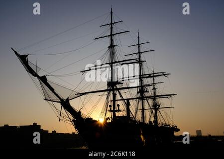 Silhouette d'un voilier classique à trois mâts au lever du soleil dans les ports d'Amsterdam Banque D'Images