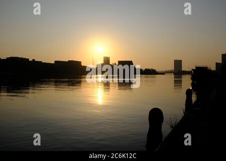 Silhouette de bâtiments modernes sur la rivière IJ en été juste avant le coucher du soleil à Amsterdam, aux pays-Bas Banque D'Images