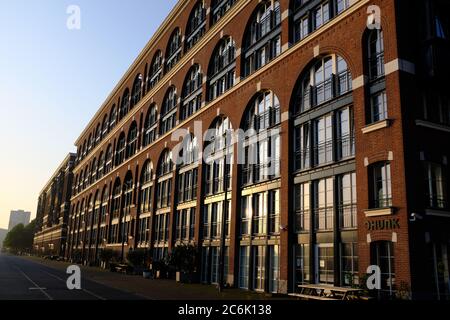 Bâtiments modernes sur le Veemkade près de la rivière IJ dans le centre d'Amsterdam Banque D'Images