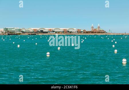 Paysage du lac Michigan avec Navy Pier en arrière-plan, Chicago Downtown, Illinois, États-Unis Banque D'Images