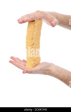 Pile de chips de pomme de terre à la main d'un homme. Isolé sur fond blanc. Photo haute résolution. Profondeur de champ complète. Banque D'Images