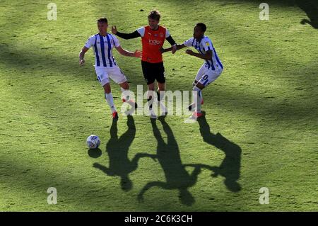 Jonathan Hogg (à gauche) et Chris Willock se battent pour le ballon avec Luke Berry de Luton Town lors du match de championnat Sky Bet au stade John Smith, Huddersfield. Banque D'Images