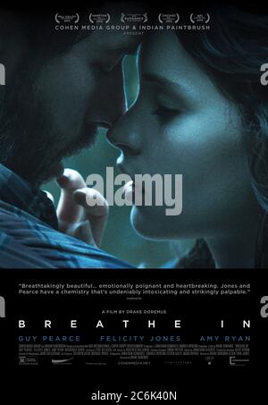 Breathe In (2013) réalisé par Drake Doremus et mettant en vedette Felicity Jones, Guy Pearce et Mackenzie Davis . Un professeur marié de lycée a une affaire avec un étudiant de change anglais qui séjourne avec sa famille. Banque D'Images