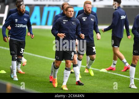 Martyn Waghorn (9) du comté de Derby se réchauffe Banque D'Images