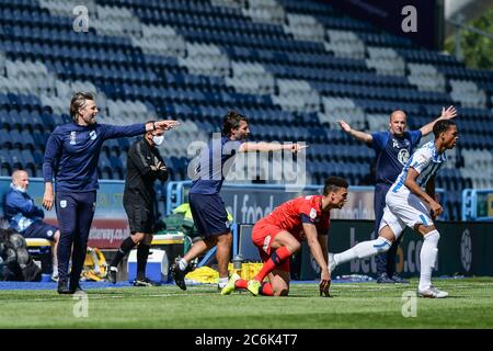 L’équipe de direction de Huddersfield Town Danny Cowley et Nicky Cowley et Paul Cook, directeur de Wigan Athletic, réagissent aux performances de leurs équipes. Banque D'Images