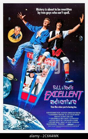 Bill & Ted's excellent Adventure (1989), réalisé par Stephen Herek et mettant en vedette Keanu Reeves, Alex Winter, George Carlin et Terry Camilleri. Deux adolescents sous-atteints se sont mis dans une machine à temps pour rencontrer des chiffres historiques dans la préparation d'une présentation de l'histoire de l'école secondaire. Banque D'Images