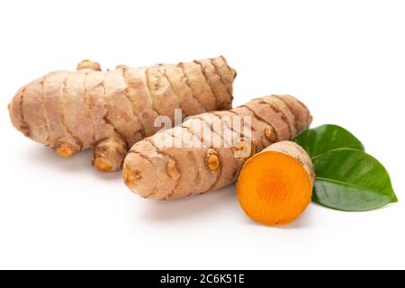 Gros plan Turmeric, Curcuma longa Linn, rhizome isolé sur fond blanc. Banque D'Images