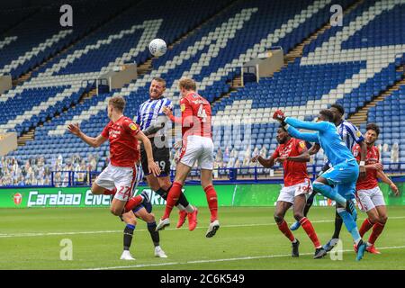 Joe Worrall (4) de Nottingham Forest se dirige vers Barry Bannan (10) du coup de pied gratuit de Sheffield mercredi Banque D'Images