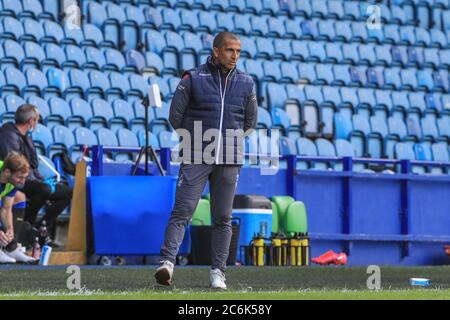 Sabri Lamouchi, directeur de Nottingham Forest, regarde le jeu Banque D'Images