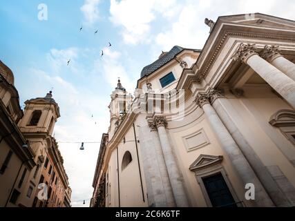 Église baroque de Sainte Marie à Montesanto, Piazza del Popolo à Rome sous le ciel bleu, Italie Banque D'Images