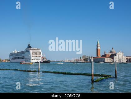 Venise, Italie - 20 avril 2019 : navire de croisière MSC Lirica de la société MSC Cruises et église San Giorgio di Maggiore en arrière-plan Banque D'Images