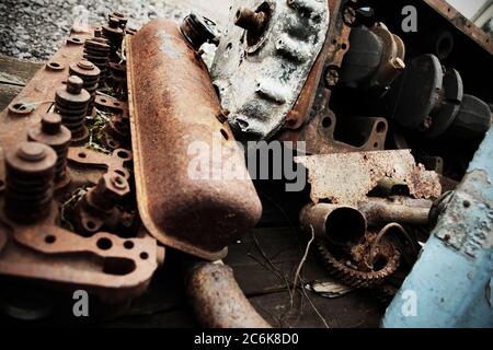 Composants de l'ancien moteur 4 cylindres démonté. Banque D'Images