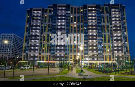 Moscou, Russie - juillet 7. 2020. Paysage urbain moderne typique dans un nouveau quartier Banque D'Images