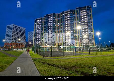 Moscou, Russie - juillet 7. 2020. Paysage urbain moderne typique dans un nouveau quartier Banque D'Images