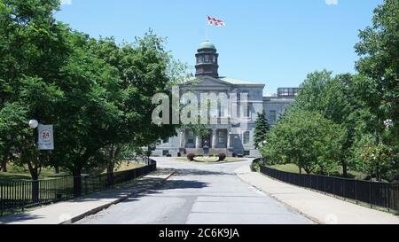 Montréal, QC/ Canada - 6/24/2020: Campus de l'Université McGill. Le drapeau de l'université McGill est au-dessus de McCall Macbain (édifice des arts) avec un ciel bleu dans l'île de ba Banque D'Images