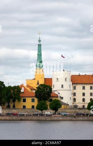 Riga, Lettonie. Vue sur le château de Riga, de l'autre côté de la rivière Daugava Banque D'Images