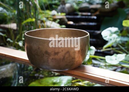 Bol de singin tibétain à l'extérieur dans la nature Banque D'Images