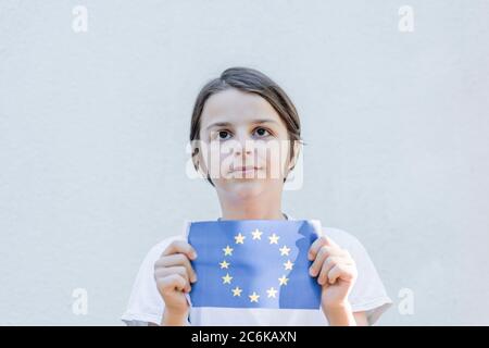 Garçon portant un drapeau de l'Union européenne isolé sur fond blanc Banque D'Images