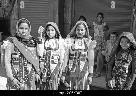 Gujarat ist ein Textil- und mode-Paradies. Die Frauen hier tragen die schönsten Kostüme und feinsten Stoffe | Gujarati femmes et filles portent col Banque D'Images