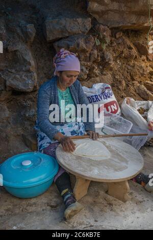Une femme âgée vend du pain aux touristes dans un des villages de Turquie Banque D'Images