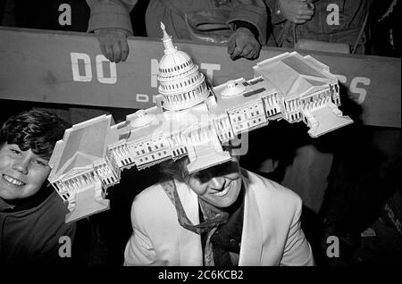 Femme avec Capitol Hat au Greenwich Village Halloween Parade, New York City, États-Unis dans les années 1980 photographiée avec le film Black & White la nuit. Banque D'Images