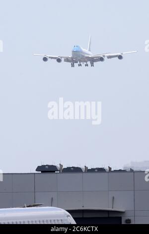 Miami, États-Unis d'Amérique. 10 juillet 2020. MIAMI, FL - 10 JUILLET : LE président AMÉRICAIN Donald Trump arrive à l'aéroport international de Miami le 10 juillet 2020 à Miami, Floride. Le président a été accueilli par Carlos A. Gimnez maire du comté de Miami-Dade et est en ville pour recevoir un exposé sur l'opération de lutte contre les stupéfiants renforcée de SOUTHCOM et pour assister au Centre de culte Doral Jesus d'Iglesia pour participer à une table ronde sur le soutien à la population du Venezuela. Le président Donald Trump crédit: Storms Media Group/Alamy Live News Banque D'Images