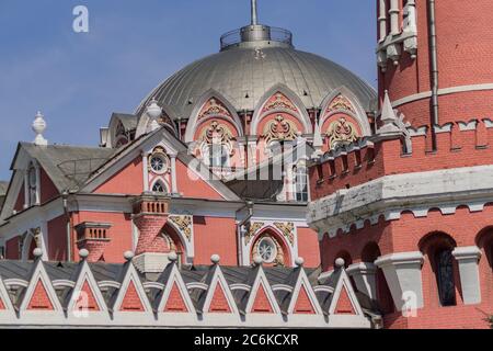 Le Petroff Palace est un joyau de l'architecture russe, situé dans le centre-ville moderne de Moscou. Banque D'Images