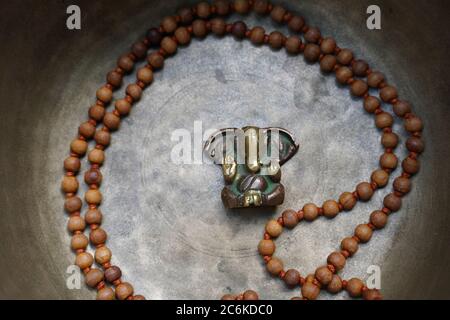 Ganesha assis dans un bol de méditation avec un Homme autour de lui. Banque D'Images