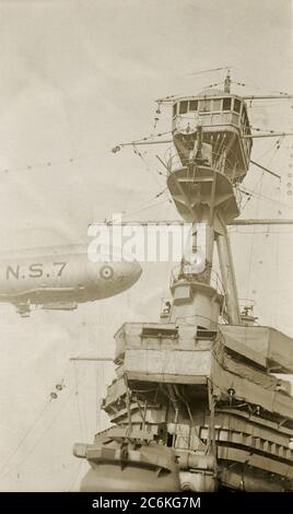 Env. 1917. La superstructure insulaire du porte-avions H.M.S. Furious de la Royal Navy, survolée par le dirigeable de la classe North Sea Class N.S.7. Banque D'Images