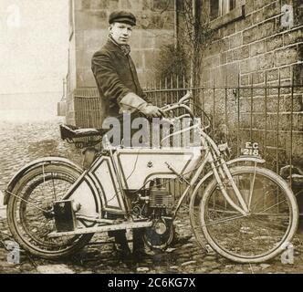 Un motard édouardien avec une moto « Imperial Rover ». Vers 1910 Banque D'Images