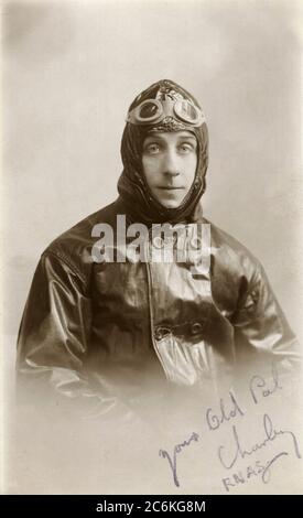 Un aviateur du Royal Naval Air Service de la première Guerre mondiale portant un manteau en peau huilée, une lave-vaisselle et des lunettes de protection. Inscrit « Your Old Pal Charley ». Banque D'Images