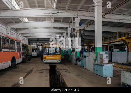 Réparation de l'ancien trolleybus dans l'atelier de réparation de Voronezh, Russie, avril 10 2019 Banque D'Images