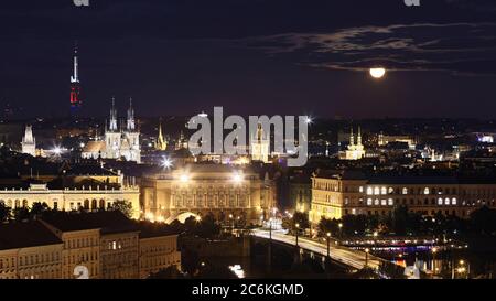 Prague en pleine lune, République tchèque. Banque D'Images