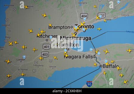 Trafic aérien au-dessus de Toronto, Canada et Buffalo USA (10 juillet 2020, UTC 19.23) sur Internet avec le site Flightracar 24 de Svenska Resenätverket AB Banque D'Images