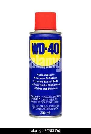 WD-40 lubrifiant dans un aérosol contre un fond blanc Banque D'Images