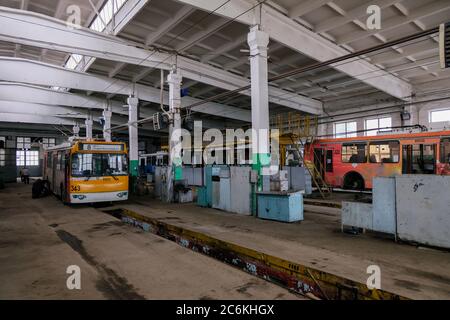 Réparation de l'ancien trolleybus dans l'atelier de réparation Banque D'Images