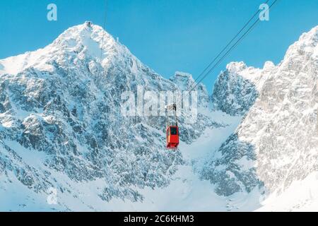 Station de ski des montagnes Tatra belle vue sur les sommets des montagnes avec télécabine rouge Banque D'Images