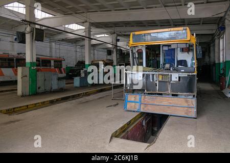 Réparation de l'ancien trolleybus dans l'atelier de réparation de Voronezh, Russie, avril 10 2019 Banque D'Images