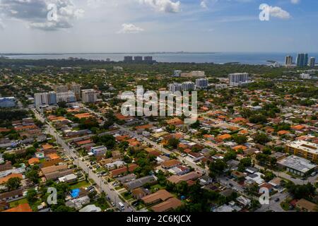 Photo aérienne quartiers résidentiels de South Miami avec vue sur Biscayne Bay Banque D'Images