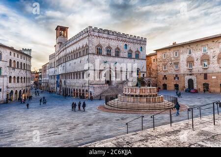 Vue sur la pittoresque Piazza IV Novembre, place principale et chef-d'oeuvre de l'architecture médiévale de Pérouse, Italie Banque D'Images