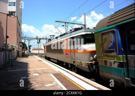 Service en direction de l'ouest derrière la 122337 à Saint-Raphaël-Valescure. Banque D'Images