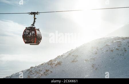 Haut Tatras cabine chemin de corde de gondole transportant un ski au sommet de la montagne. Image du concept de ski et de snowboard d'hiver actif. Banque D'Images