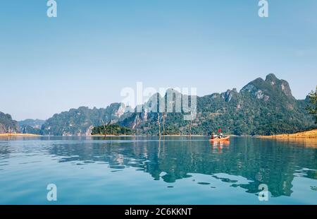 Mère et fils flottant sur le kayak ensemble sur le lac Cheyw LAN en Thaïlande Banque D'Images