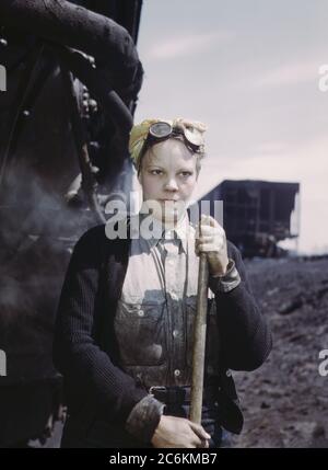 Mme Irene Bracker, mère de deux enfants, employée à The Roundhouse comme Wiper, Chicago and North Western Railway Company, Clinton, Iowa, États-Unis, Jack Delano, Office of War information des États-Unis, avril 1943 Banque D'Images