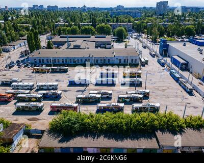 Trolleybus dans le parking au dépôt, vue aérienne Banque D'Images