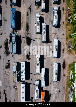 Trolleybus dans le parking du dépôt, vue de dessus Banque D'Images