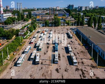 Trolleybus dans le parking au dépôt, vue aérienne Banque D'Images